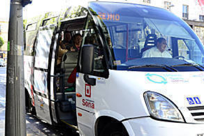 Uno de los autobuses urbanos en la parada de Mariano Granados. / ÁLVARO MARTÍNEZ-