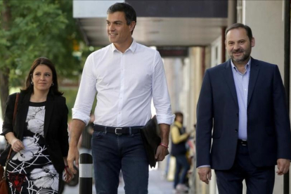 Pedro Sánchez llega a la sede del PSOE, junto a José Luis Ábalos y Adriana Lastra, el pasado miércoles.-JOSE LUIS ROCA