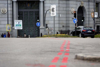 Señales verticales y rayas rojas en el suelo que delimitan Madrid Central.-DAVID CASTRO