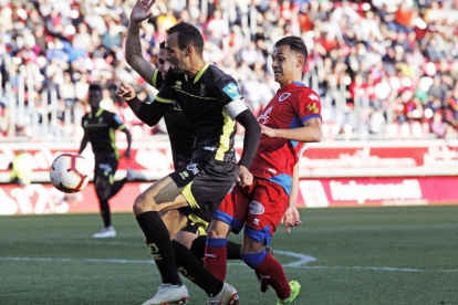 Fran Villalba pugna por el baón con Víctor Díaz, durante el partido del pasado sábado entre el Numancia y el Granada.-MARIO TEJEDOR