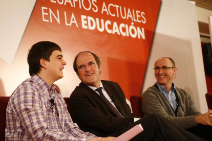 El estudiante Álvaro Prieto, Gabilondo y José Luis Hernando. / ICAL-