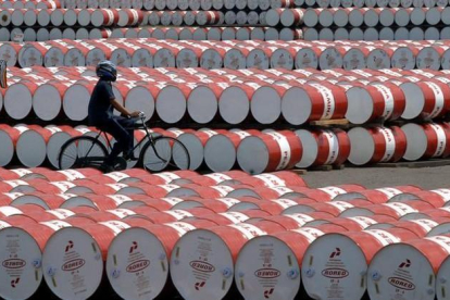 Barriles de petróleo almacenados en una planta de Jakarta.-AFP/DEWIRA