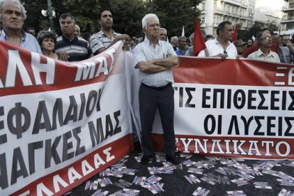 Afiliados al sindicato comunista PAME se manifiestan en contra de la austeridad, en Atenas, este jueves.-Foto:   EFE / YANNIS KOLESIDIS