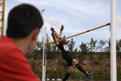 Un saltador del Club Atletismo Numantino durante la fase de clubes de Primera División del año pasado.-DIEGO MAYOR