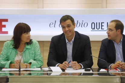El secretario general del PSOE, Pedro Sánchez, analiza este lunes el resultado de las elecciones catalanas.-AGUSTÍN CATALÁN