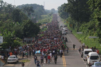 Migrantes hondureños caminan hacia Tapachula, de camino a Estados Unidos.-EFE