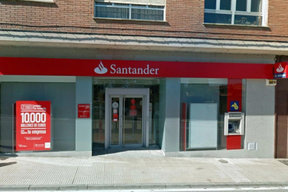 La fachada del Banco Santander en la calle General Martínez de Almazán.-HDS
