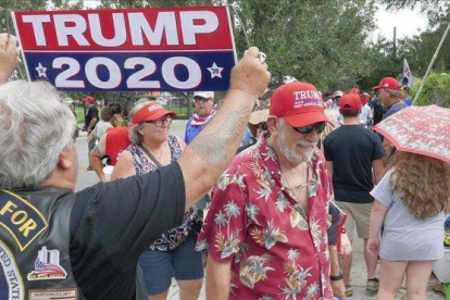 Seguidores de Trump hacen cola para participar en el inicio de campaña del presidente estadounidense en Florida.-AP / JOHN RAOUX