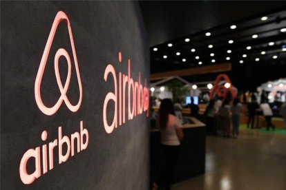 Logotipo de Airbnb en las oficinas de Tokio, Japón.-