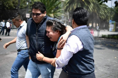 Ciudadanos aterrorizados por el terremoto de México.-AFP / RONALDO SCHEMIDT