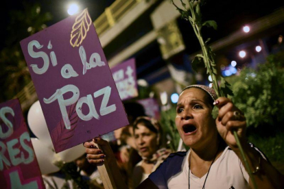 Una mujer se manifiesta a favor de la paz el pasado octubre en Bogotá.-LUIS ROBAYO / AFP