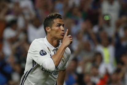 Cristiano Ronaldo manda callar al público tras marcar el tanto del empate ante el Bayern.-SUSANA VERA