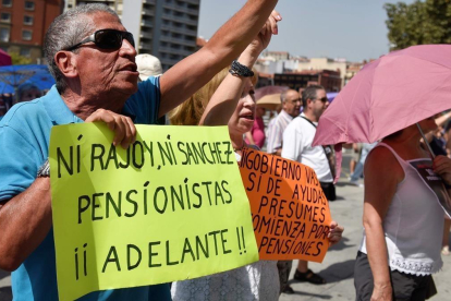 Un pensionista en una de las concentraciones celebradas a principios de agosto en Vizcaya-MIGUEL TONA