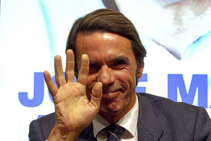 José María Aznar, en la firma en Valladolid de su primer libro de memorias, en 2012.-ICAL
