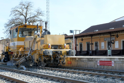 Renovación de la línea Soria-Torralba en la estación de Almazán Villa. HDS
