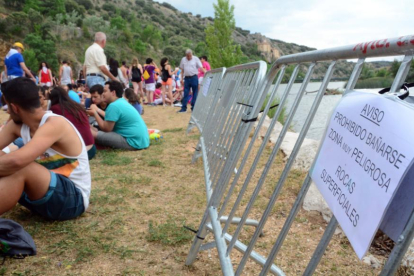 Vallas con carteles advirtiendo del peligro de zambullirse en San Polo en 2016.-ÁLVARO MARTÍNEZ