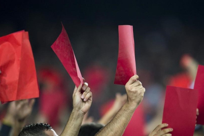 Tarjeta roja a un árbitro gallego.-/ JORDI COTRINA