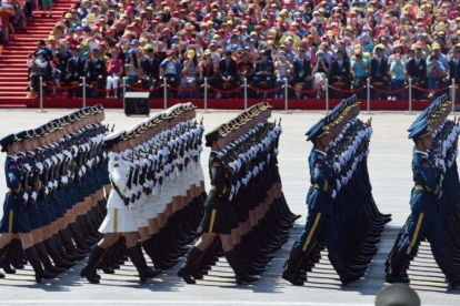 Soldados chinos marchan en una parada militar en la plaza de Tiananmen.-AFP / GREG BAKER