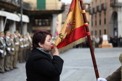El teniente general segundo jefe de Estado Mayor del Ejército, Juan Campins Miralles preside la jura de bandera de la alcaldesa de Segovia, Clara Luquero-Ical