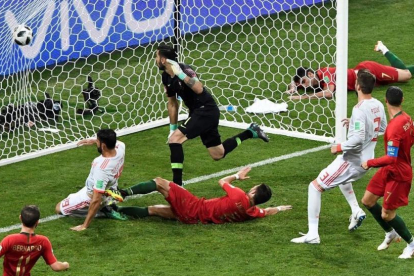 Diego Costa marca su segundo gol a Portugal.-/ AFP / JONATHAN NACKSTRAND