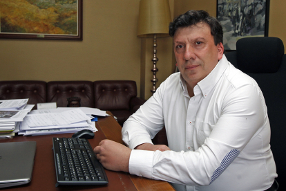 Jesús Cedazo en su despacho en Almazán.-MARIO TEJEDOR