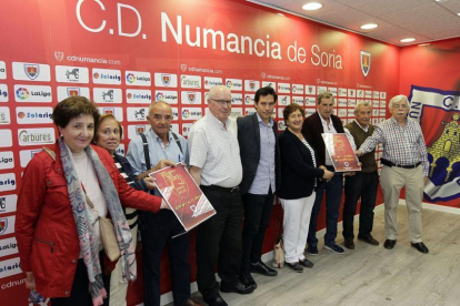 Algunos de los abonados del Numancia nacidos en el año de la fundación del club en 1945 junto al responsable de marketing Javier del Pino.-Luis Ángel Tejedor