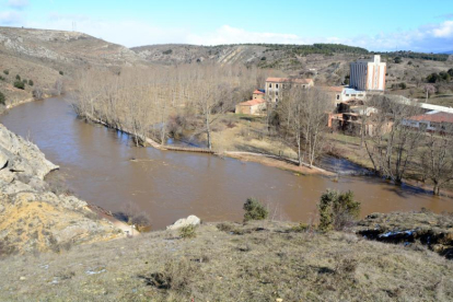 Río Duero a su paso por Soria en el mediodía de ayer.-ÁLVARO MARTÍNEZ