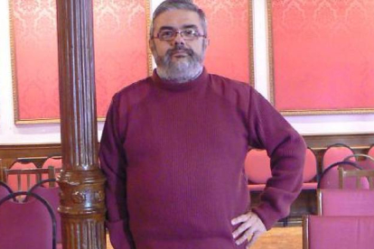 ésar Ibáñez París ayer, en el salón Gerardo Diego del Círculo La Amistad Numancia. / PEDRO CALAVIA-