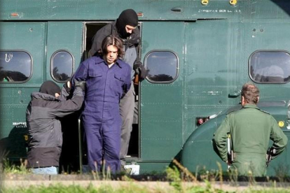 La policia federal conduce a un presunto yihadista al Tribunal Federal Supremo  en Karlsruhe , Alemania.-ULI DECK