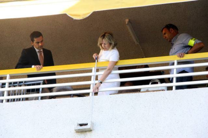 A la izquierda el juez, la fiscal en el centro, y el jefe de área de investigación de los Mossos de Esquadra a la derecha.-ACN