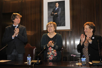 Carlos Martínez Mínguez y Concha Baena aplauden a Eloísa Álvarez.-VALENTÍN GUISANDE