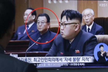 Kim Jong-un, junto al viceprimer ministro Jim Yong-jin (marcado por un círculo rojo), en una aparición televisiva.-AP / AHN YOUNG-JOON