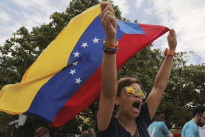 Una detractora de Maduro protesta contra la victoria electoral del dirigente.-FERNANDO LLANO (AP)