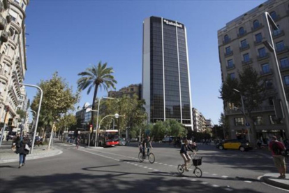 Edificio del Banc Sabadell, en la aveninda Diagonal de Barcelona.-ALBERT BERTRAN