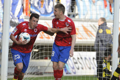 Sergi Enrich y Vicente tras el empate a dos que a la postre fue definitivo. / Diego Mayor-