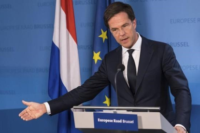 Mark Rutte interviene en una rueda de prensa, en la cumbre de la UE en Bruselas, el 15 de diciembre.-AP / GEERT VANDEN WIJNGAERT