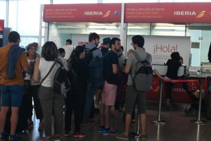 Normalidad en el aeropuerto de El Prat a primera hora de la mañana durante la jornada de huelga convocada por el personal de tierra de Iberia.-JORDI COTRINA (EL PERIÓDICO)