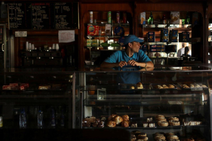 Un pequeño negocio intenta trabajar en medio del apagón en Venezuela.-REUTERS