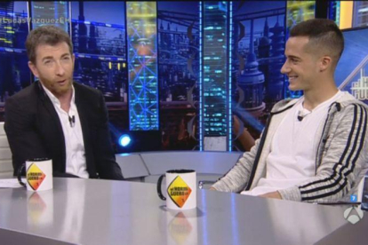 Pablo Motos con Lucas Vázquez, en el programa de Antena 3 'El hormiguero'.-