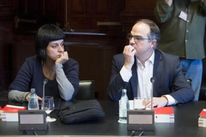 Anna Gabriel (CUP) y Jordi Turull (JxSí), durante una reunión de la Junta de Portavoces del Parlament.-FERRAN NADEU