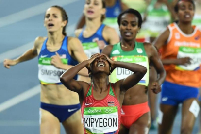 Kipyegon celebra la victoria ante Dibaba en el 1.500.-AFP / JEWEL SAMAD