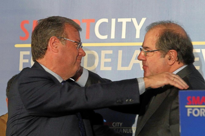 Afectuoso abrazo entre Antonio Silván y Juan Vicente Herrera, ayer en Madrid tras la presentación del presidente de la Junta al alcalde ayer.-ICAL