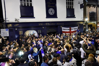 Seguidores del Leicester City celebran tras el juego de la Premier League entre Chelsea FC y Tottenham Hotspur en Leicester (R.Unido).-EFE / ARCHIVO