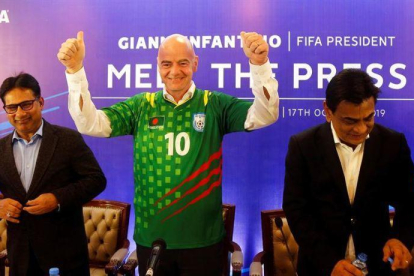 Gianni Infantino, presidente de la FIFA (centro).-EFE / MONIRUL ALAM