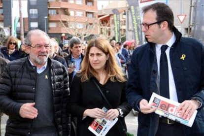 El presidente de la Diputació de Lleida, Joan Reñé (izquierda), junto a Marta Pascal y el alcalde de Mollerussa, Marc Solsona.-ESTELA BUSOMS / ACN