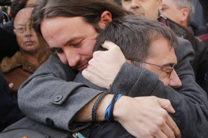 Monedero se fundió en un cariñoso abrazo con el líder de Podemos.-A. CATALÁN