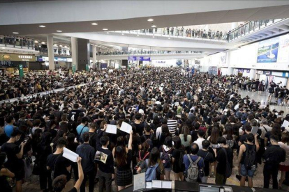 Miles de manifestantes abarrotan el aeropuerto de Hong Kong, este lunes.-VINCENT THIAN (AP)