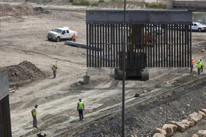 Parte del muro que construyen los particulares en la frontera de los EEUU y México.-EFE