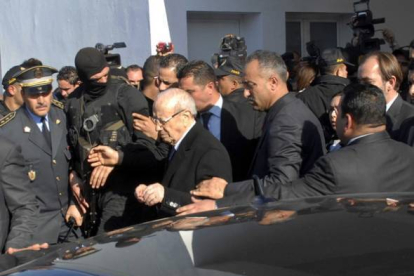 El presidente de Túnez, Béji Caïd Esebsi (centro), sale del hospital Charles Nicol tras visitar a heridos en el atentado del Museo del Bardo.-Foto: EFE