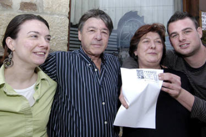 Rocío, Simeón, Águeda y Manuel muestran una fotocopia del décimo del Gordo que les ha dejado 300.000 euros a cada uno. / ÁLVARO MARTÍNEZ-
